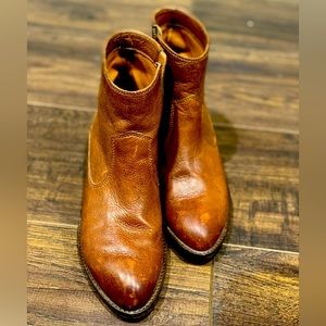 Ariat Chelsea boot size 6 in great condition